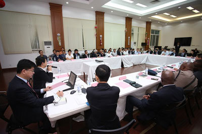 筑牢海外安全防線——駐牙買加使館舉辦領(lǐng)事保護(hù)四方聯(lián)席會(huì)議并開展經(jīng)濟(jì)貿(mào)易咨詢服務(wù)